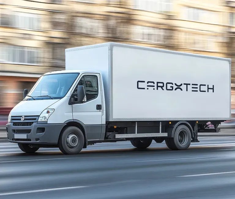 Camión de reparto con caja seca Cargotech circulando por la ciudad